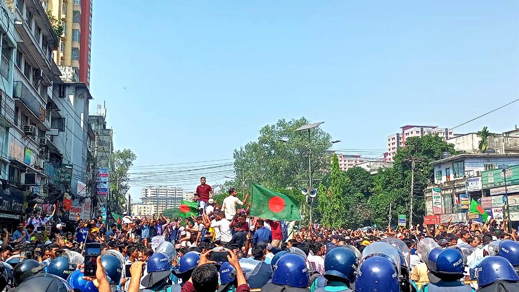 ধাওয়ার পরও জামায়াত-পুলিশ মুখোমুখি, মিলতে পারে সমাবেশের অনুমতি 