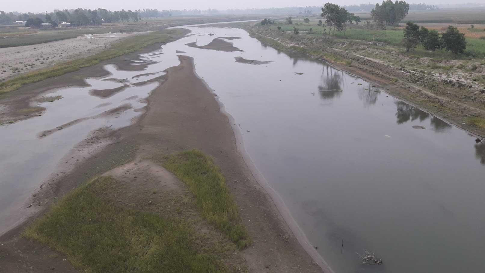 জামালপুরে খরস্রোতা ব্রহ্মপুত্রে ধূ ধূ বালুচর