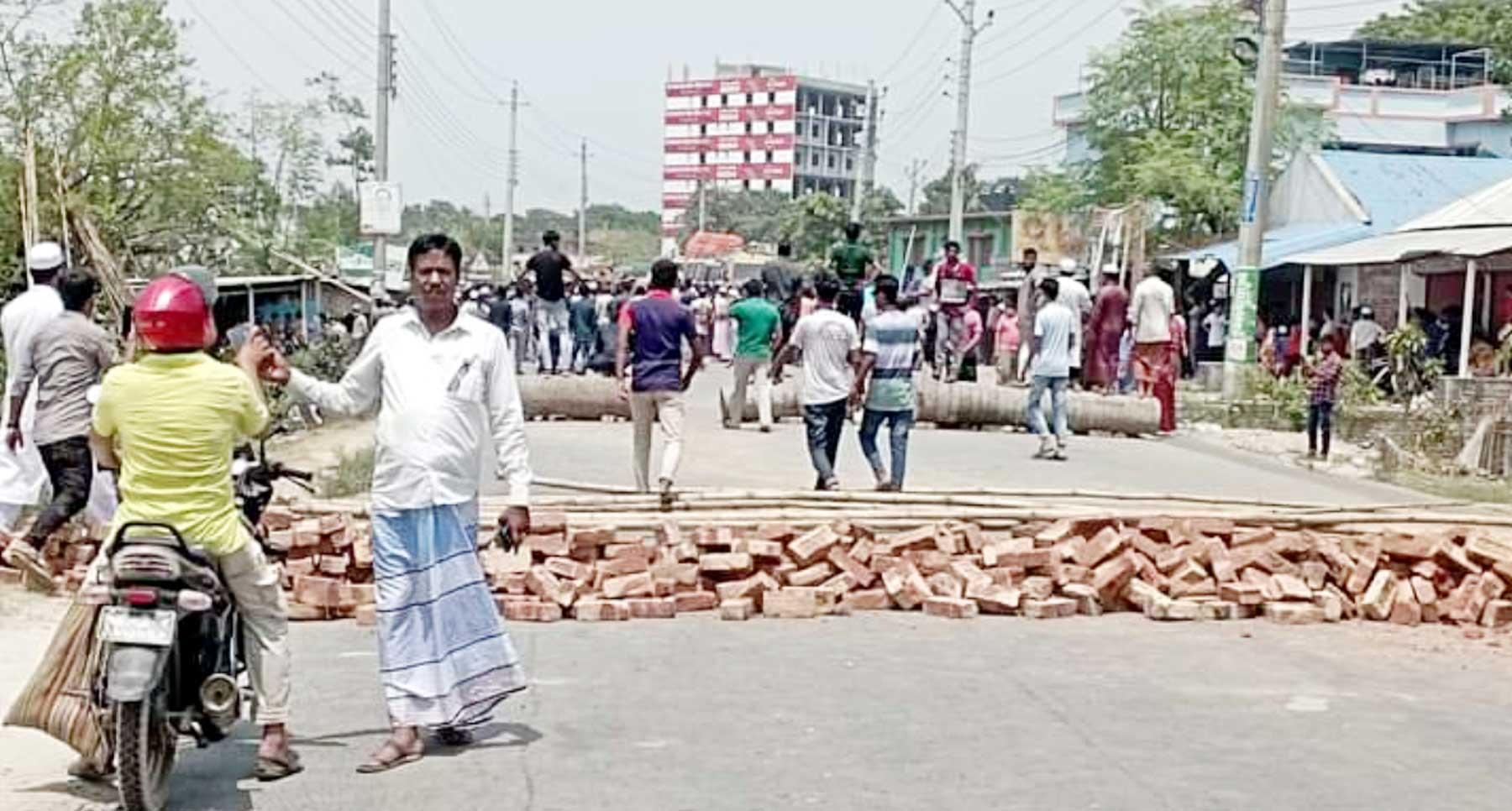 দুই ভাই হত্যা: ফরিদপুরে মহাসড়ক অবরোধ, পুলিশের টিয়ার শেল, ফাঁকা গুলি