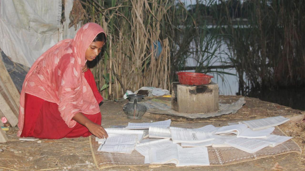 ‘বই নষ্ট অই গেছে, পড়মু ক্যামনে’