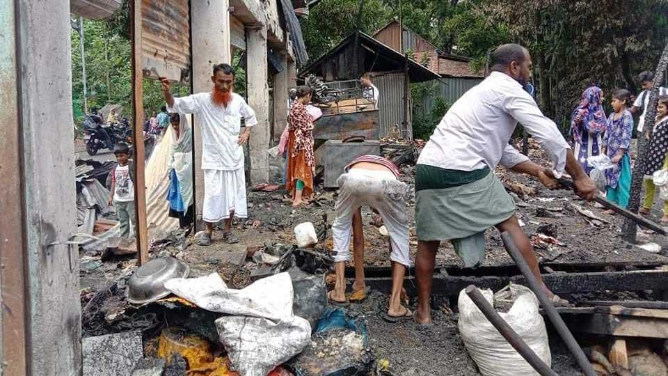 দৌলতখানে অগ্নিকাণ্ডে আওয়ামী লীগের অফিসসহ ১০টি দোকান পুড়ে ছাই 