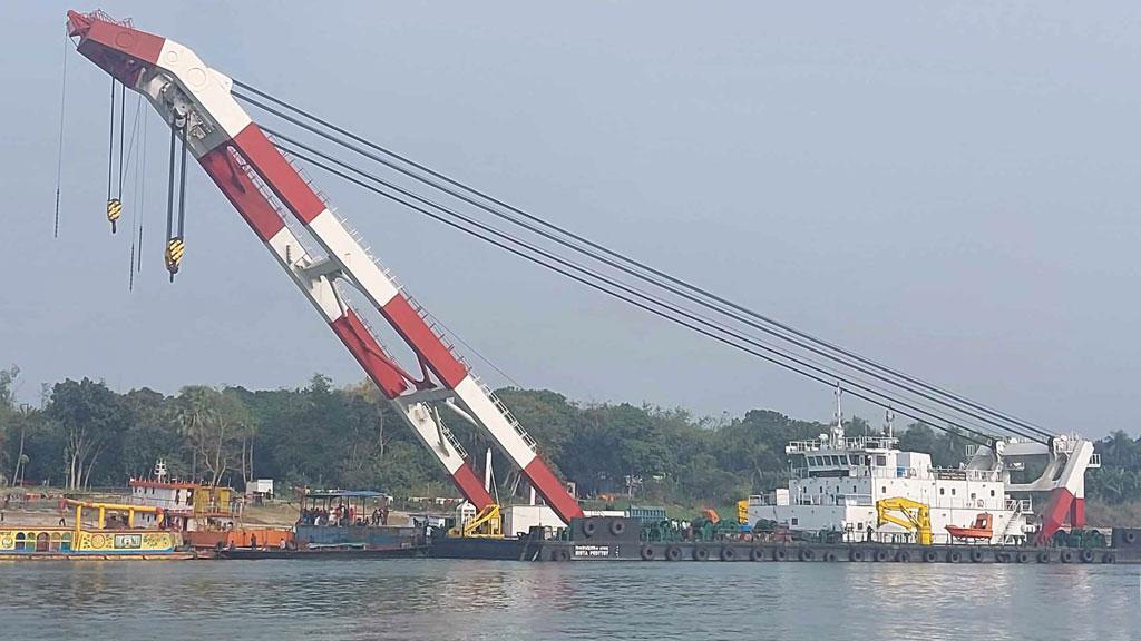 ডুবে যাওয়া ফেরি উদ্ধারে দুর্ঘটনাস্থলে প্রত্যয়, চালক উদ্ধার না হওয়ায় ক্ষোভ