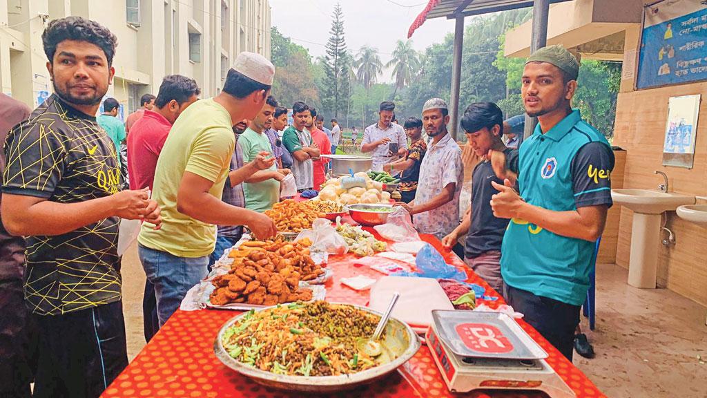 হল চত্বরের রকমারি ইফতারি