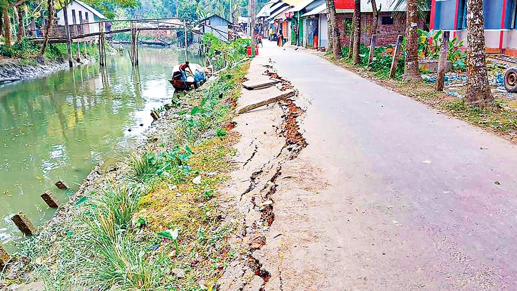 ৬ মাসেই সড়কে ভাঙন