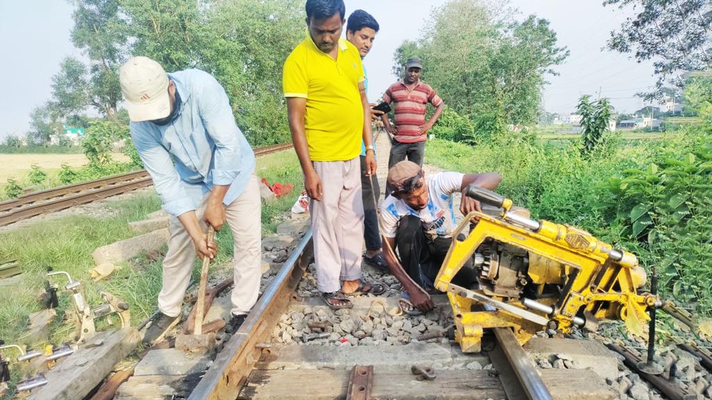 এবার বেঁকে যাওয়া রেল লাইনের ৮ স্থানে কাটা হচ্ছে