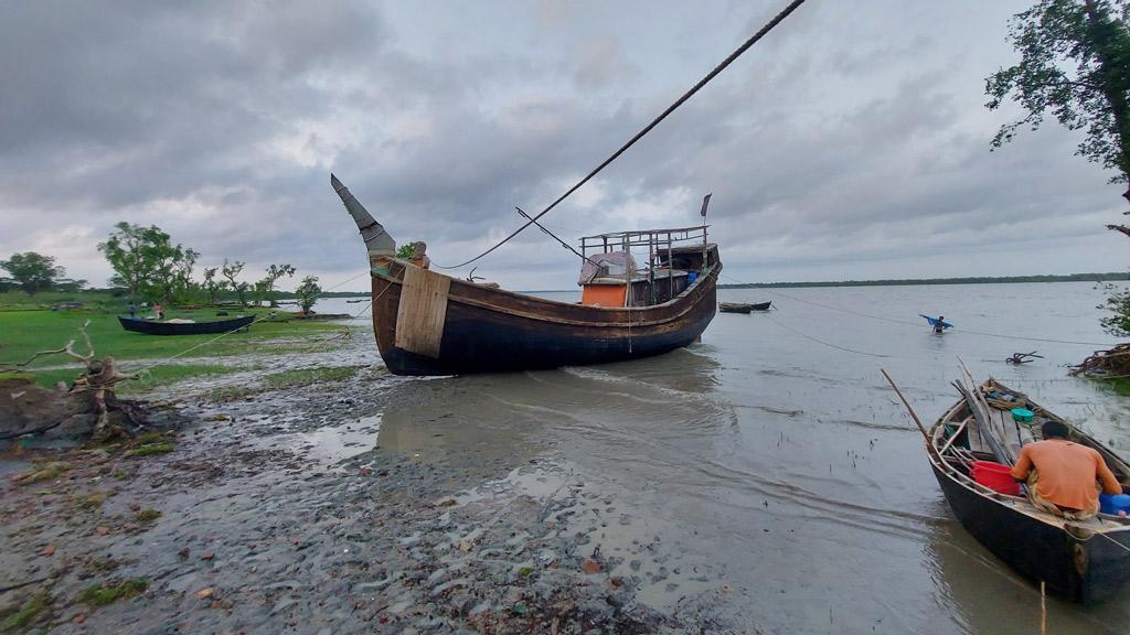 নিষেধাজ্ঞায় জেলেদের দুর্দিন