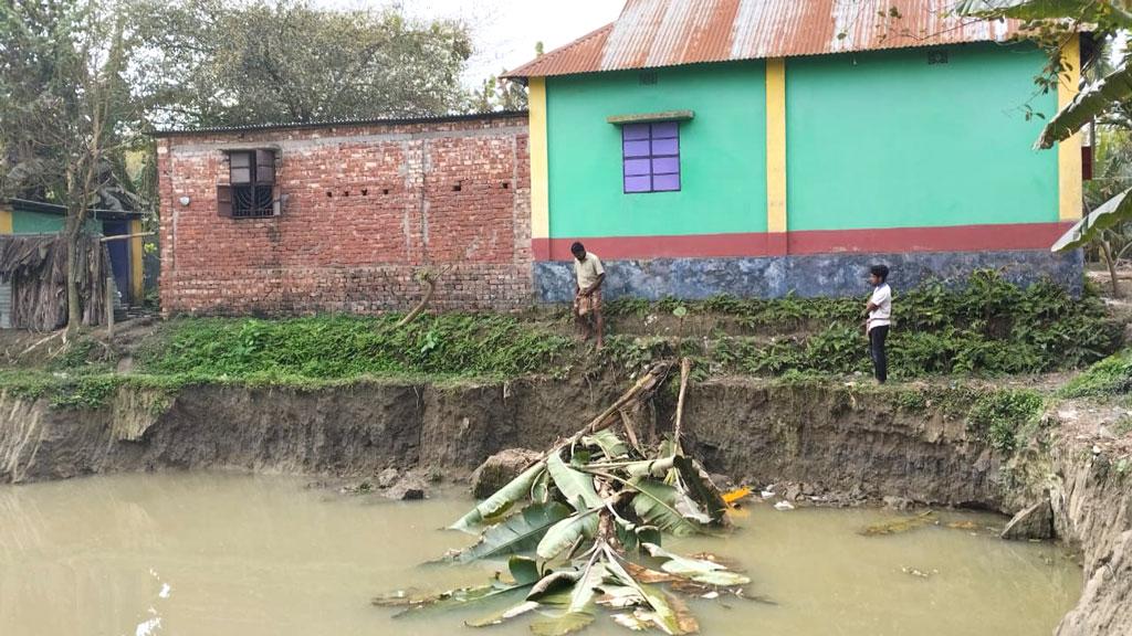 চারগুণ বেশি দামে জমি বিক্রিতে ব্যর্থ হয়ে বসতঘরের পেছনে পুকুর খনন