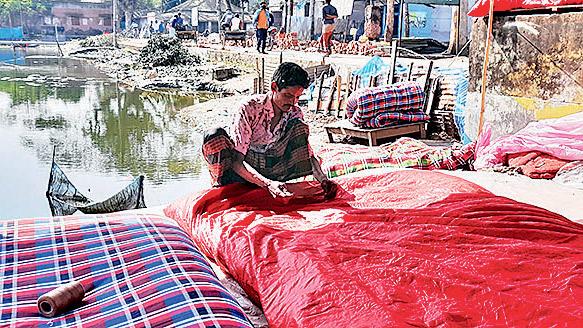 দাকোপে ব্যস্ত লেপ তোশকের কারিগরেরা