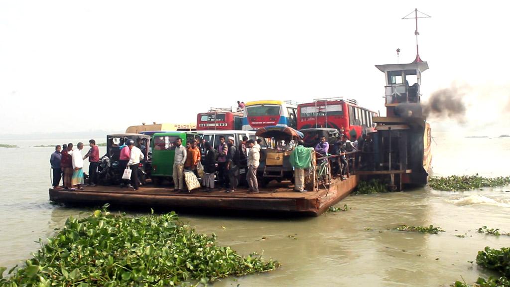 জেগে ওঠা ডুবোচরে ফেরি চলাচল ব্যাহত