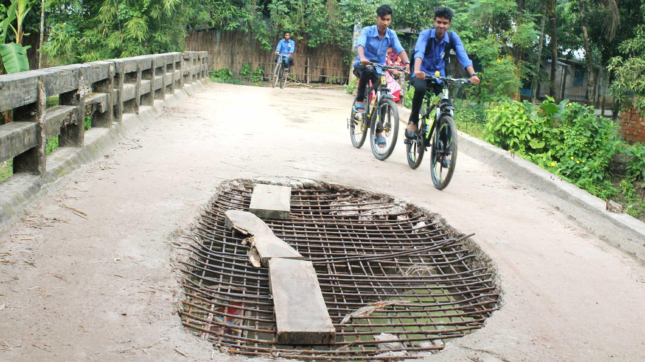 সেতুর পাটাতন ভাঙায় ঝুঁকি নিয়ে চলছে ৩০ হাজার মানুষ