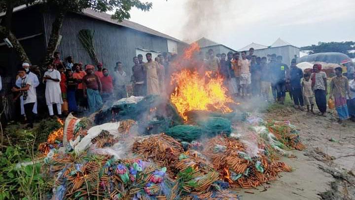 সিঙ্গাইরে ১ লাখ ২০ মিটার নিষিদ্ধ জাল ধ্বংস