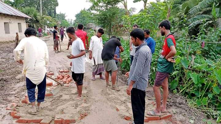 কালাইয়ে স্বেচ্ছাশ্রমে এলাকাবাসীর রাস্তা সংস্কার