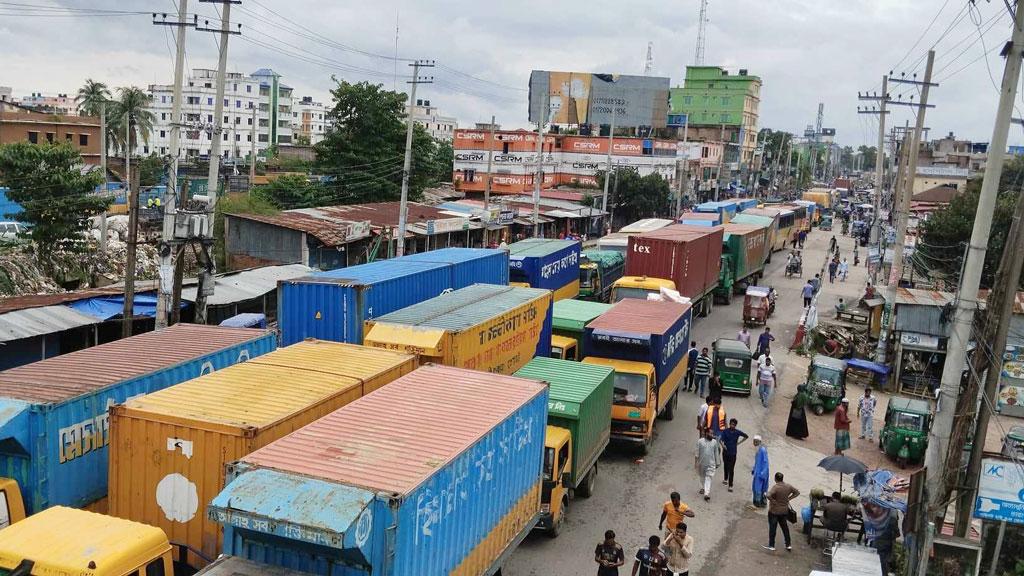 বন্যায় ক্ষতিগ্রস্ত ঢাকা-চট্টগ্রাম মহাসড়কে তীব্র যানজট 