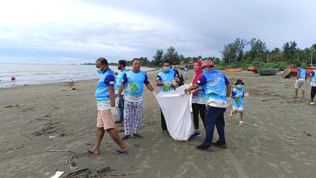 সেন্ট মার্টিন থেকে প্লাস্টিক ও বর্জ্য সরাল স্বেচ্ছাসেবী সংগঠন