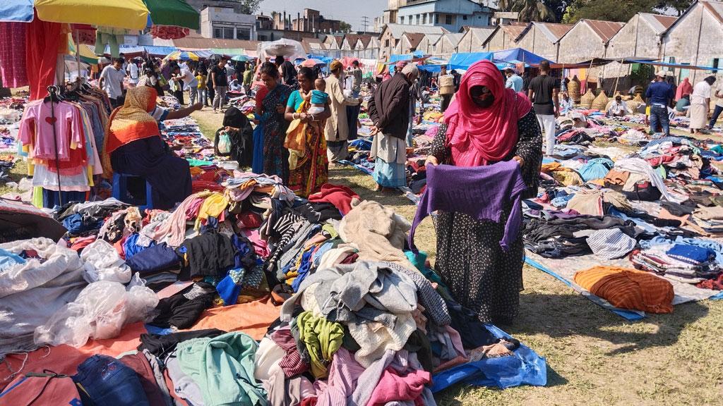 সিঙ্গাইরে ভিড় বাড়ছে পুরোনো শীতের কাপড়ের দোকানে