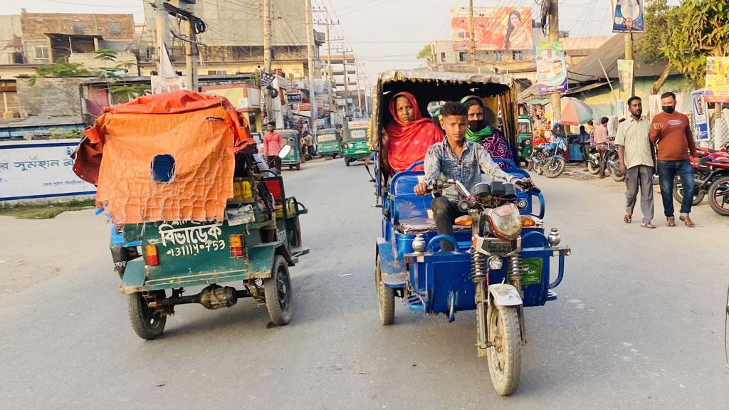 মানিকগঞ্জে নিবন্ধনহীন অটোরিকশা চলে ‘পুলিশের নিয়ন্ত্রণে’