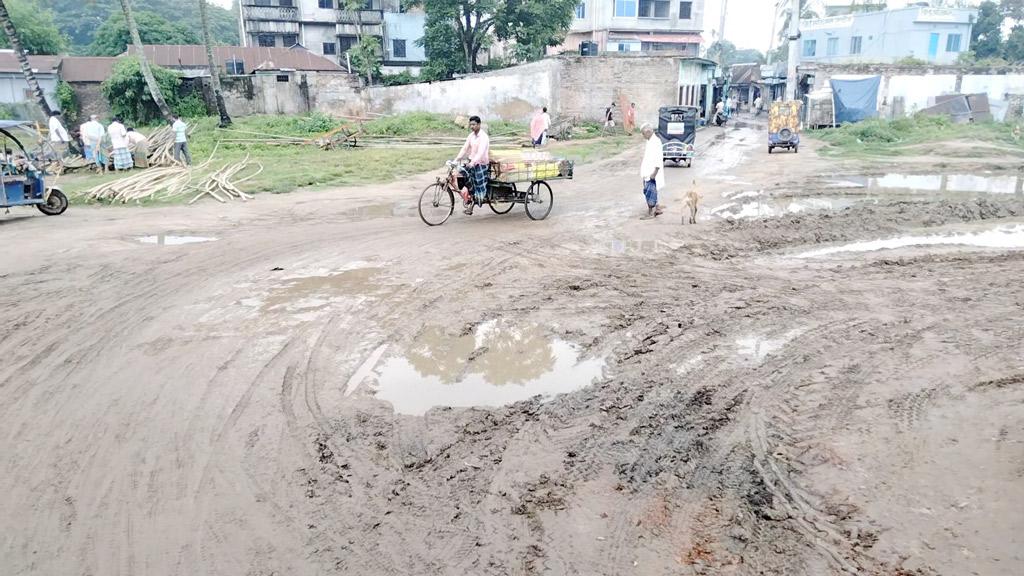 সড়ক যেন মরণফাঁদ, ভোগান্তিতে হাসপাতালে যাতায়াতকারী রোগীরা