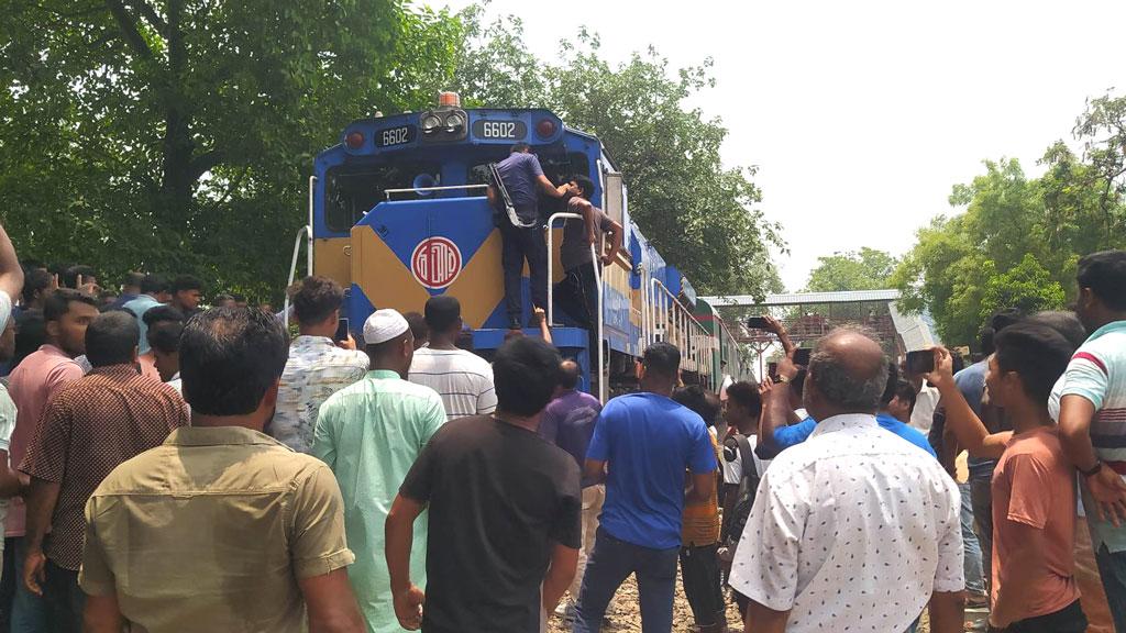 ট্রেনের যাত্রাবিরতি দাবি, বিক্ষোভ–ভাঙচুর স্টেশন মাস্টারকে মারধর