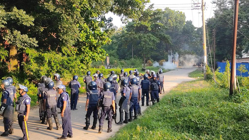 জাবিতে শিক্ষার্থীদের সঙ্গে পুলিশের সংঘর্ষ চলছে