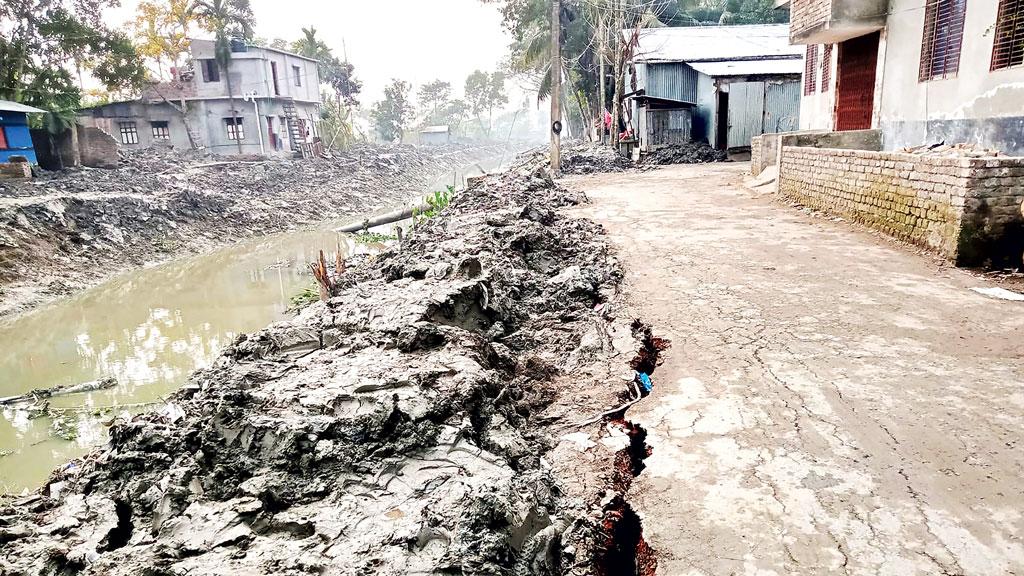 বরিশালে খাল খনন: বিপদ কাটাতে বাড়ল আপদ