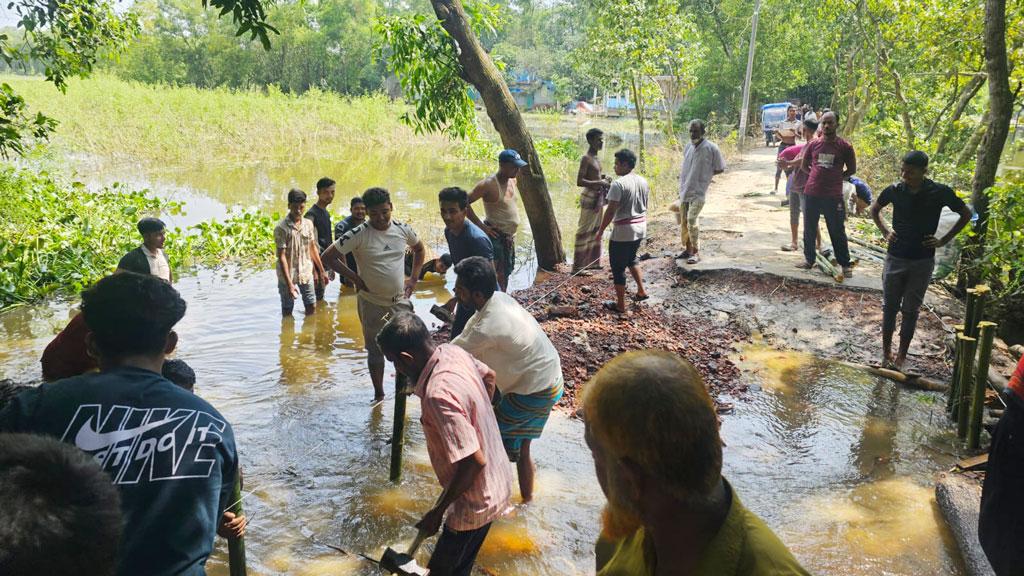 ব্রাহ্মণপাড়ায় স্বেচ্ছাশ্রমে বন্যায় ক্ষতিগ্রস্ত সড়ক সংস্কার করছেন যুবকেরা