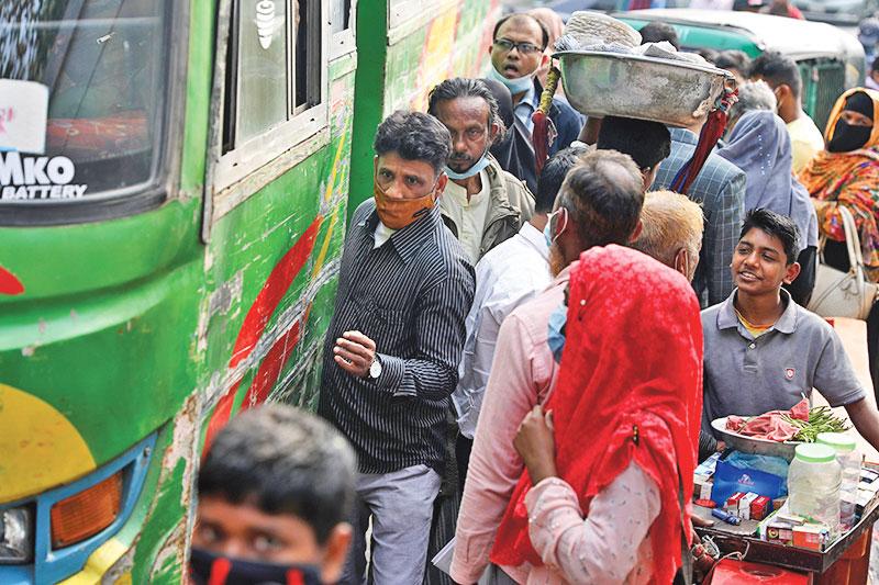 সংক্রমণ বাড়লেও মানা হচ্ছে না বিধিনিষেধ