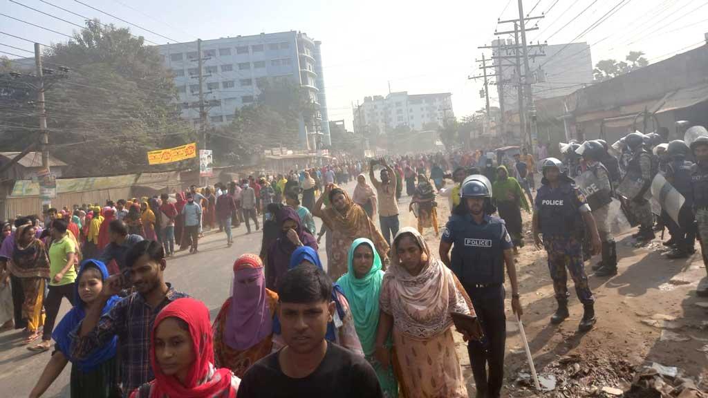 মজুরি নিয়ে শ্রমিক অসন্তোষ, আশুলিয়ায় অধিকাংশ কারখানা বন্ধ