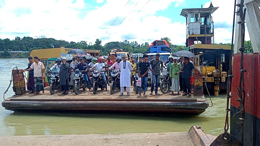 পাঁচ দিন পর চন্দ্রঘোনা-রাইখালী নৌ রুটে ফেরি চলাচল শুরু