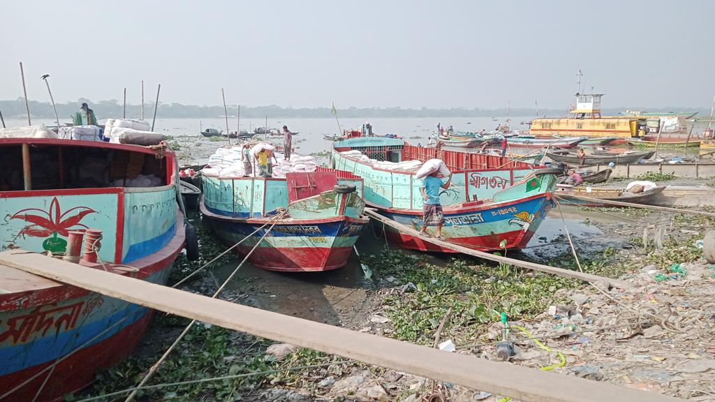 বন্দরবাজার ঘাট বেহাল দুর্ভোগ ব্যবসায়ীদের