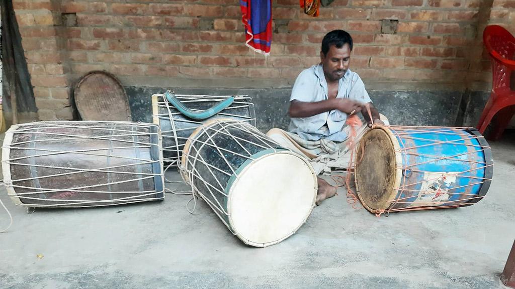 পূজায় বাজবে ঢাক, দাসপাড়ায় ঢাকিদের ব্যস্ততা