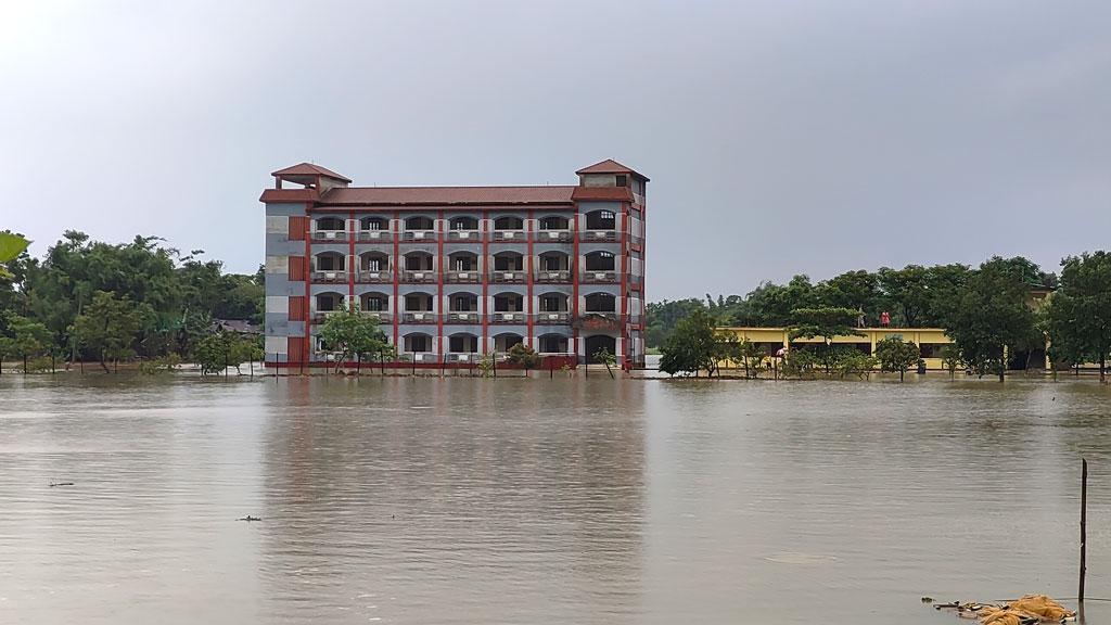 জৈন্তাপুরে টানা বৃষ্টি-ঢলে নিম্নাঞ্চল প্লাবিত 