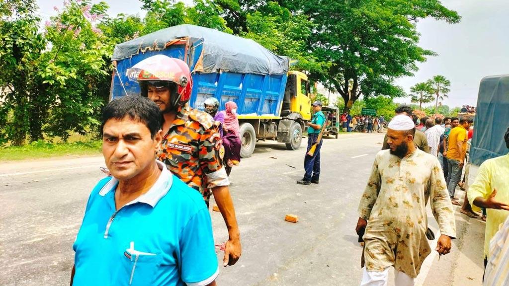 রাজশাহীতে ট্রাক্টর ও দুই মোটরসাইকেলের সংঘর্ষ, শিশুসহ নিহত ৩