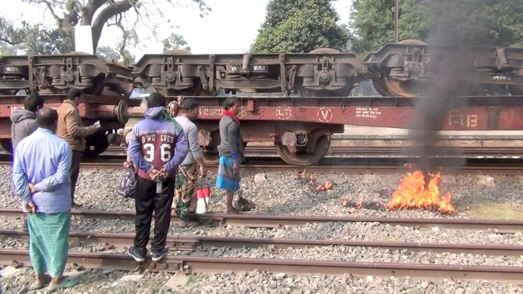 হিলি স্টেশনে মালবাহী ট্রেনের চাকায় আগুন