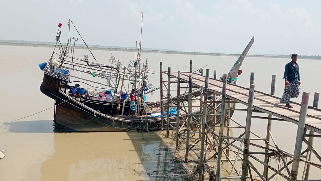 বঙ্গোপসাগরে গুলি করতে করতে ৬ মাছ ধরার ট্রলারে জলদস্যুর হানা, আহত ৩৬