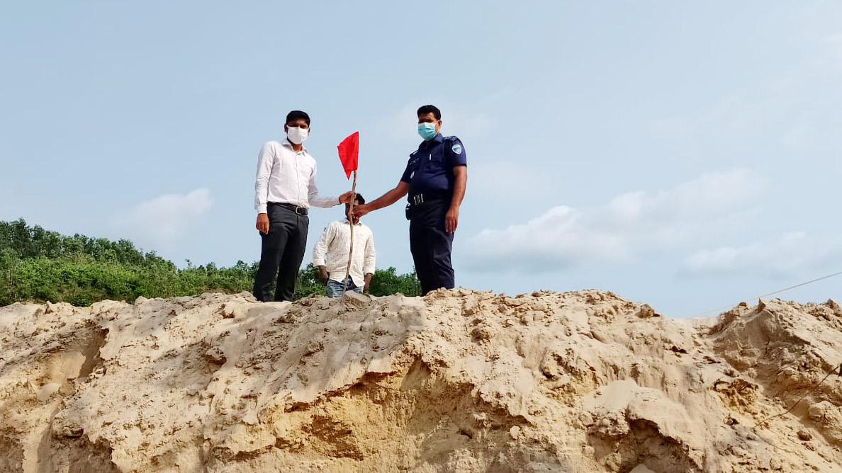 লোহাগাড়ায় অভিযানে অবৈধভাবে উত্তোলিত ১ লাখ ১০ হাজার ঘনফুট বালু জব্দ