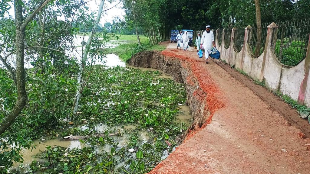 কুশিয়ারার ভাঙনে সড়কে ৮ দিন ধরে যান চলাচল বন্ধ