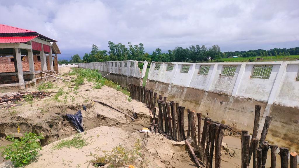 ৭৯ কোটি টাকার প্রকল্প: ভেঙে পড়ল পারকি পর্যটন কমপ্লেক্সের নির্মাণাধীন সীমানা প্রাচীর