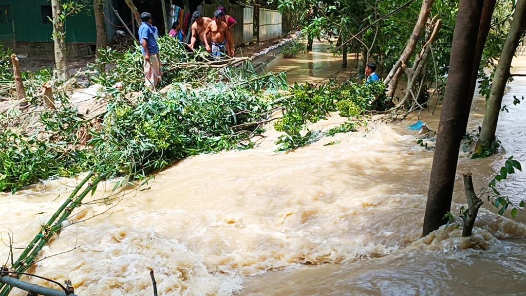 কুমিল্লার প্রত্যন্ত অঞ্চলে নৌকা-স্পিডবোট না থাকায় ত্রাণ কার্যক্রম ব্যাহত