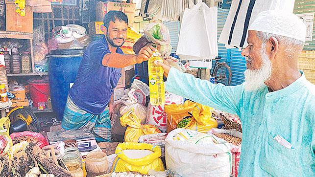 বোতলের তেল ঢুকছে ড্রামে