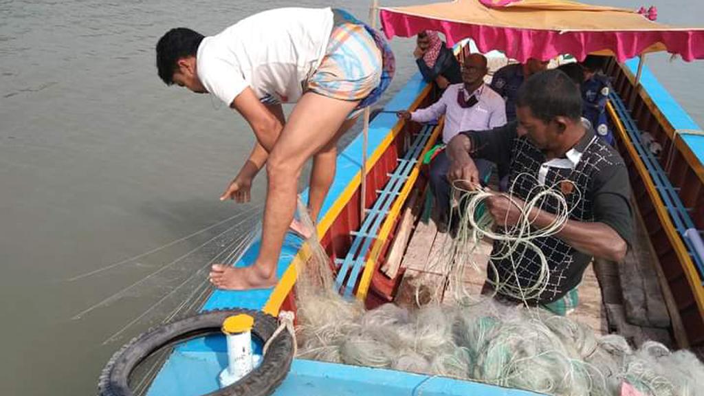 জাল জব্দ, পুড়িয়েও থামানো যাচ্ছে না অসাধু জেলেদের