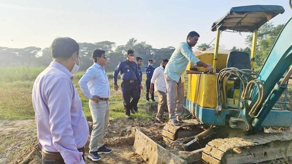 লোহাগাড়ায় ট্রাক ও এক্সকাভেটর জব্দ