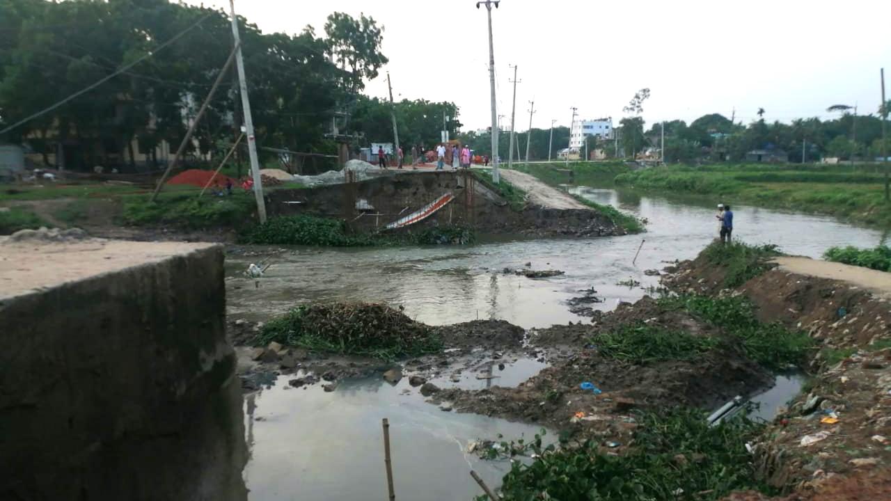 পানির স্রোতে ভেসে গেল বিকল্প সড়ক