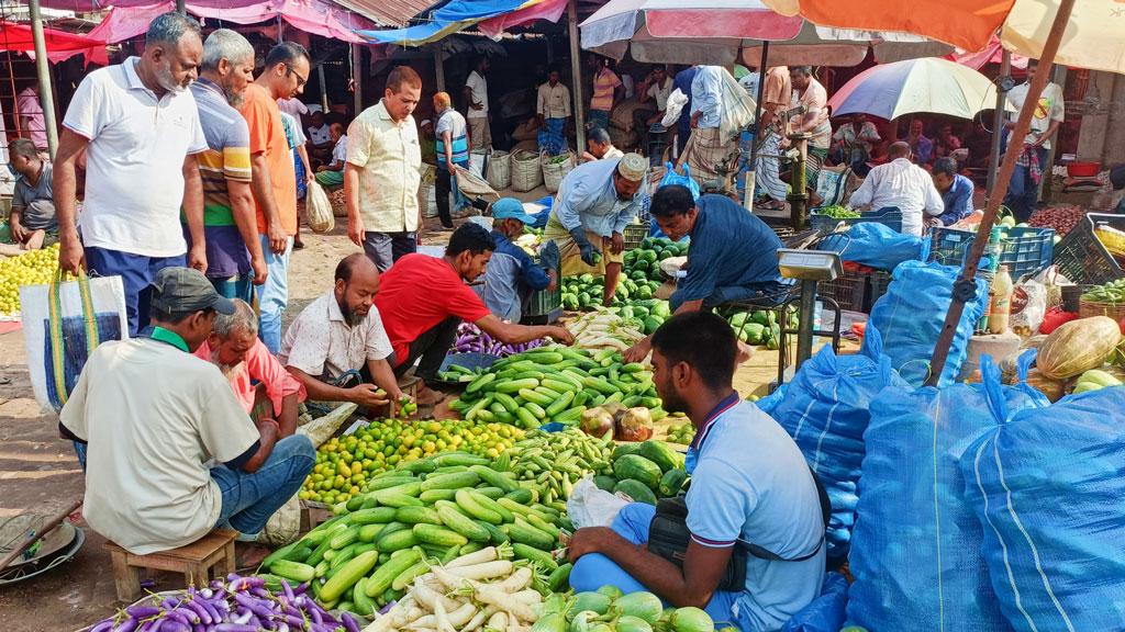 নওগাঁয় কাঁচাবাজারে লাগামহীন নিত্যপণ্যের দাম