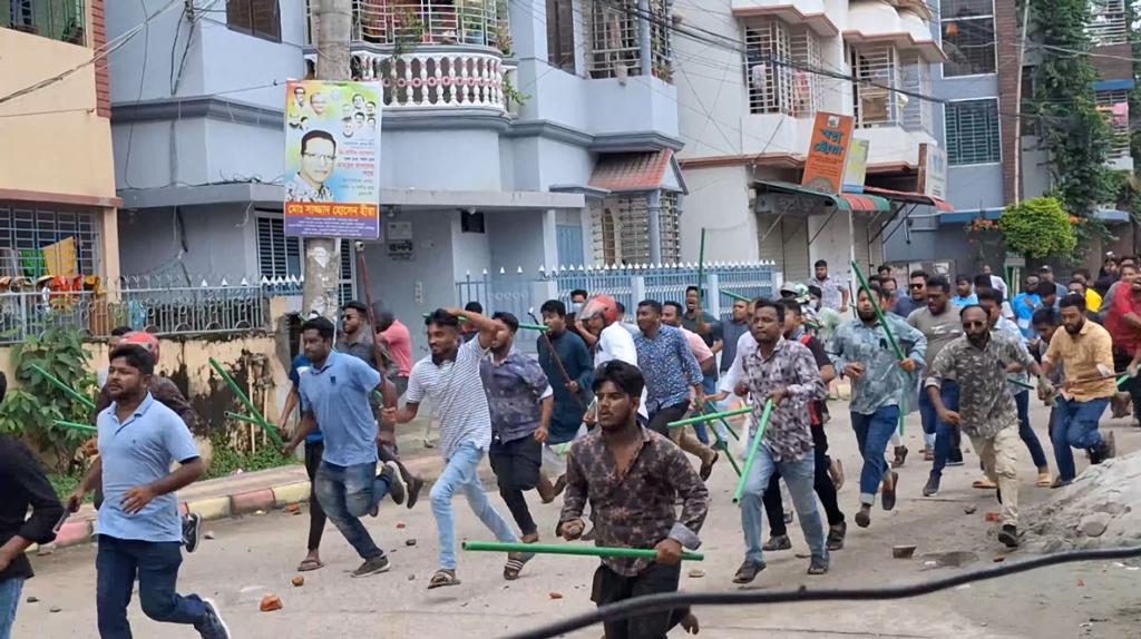 জামালপুরে বিক্ষোভকারীদের সঙ্গে ছাত্রলীগ-যুবলীগের পাল্টাপাল্টি ধাওয়া