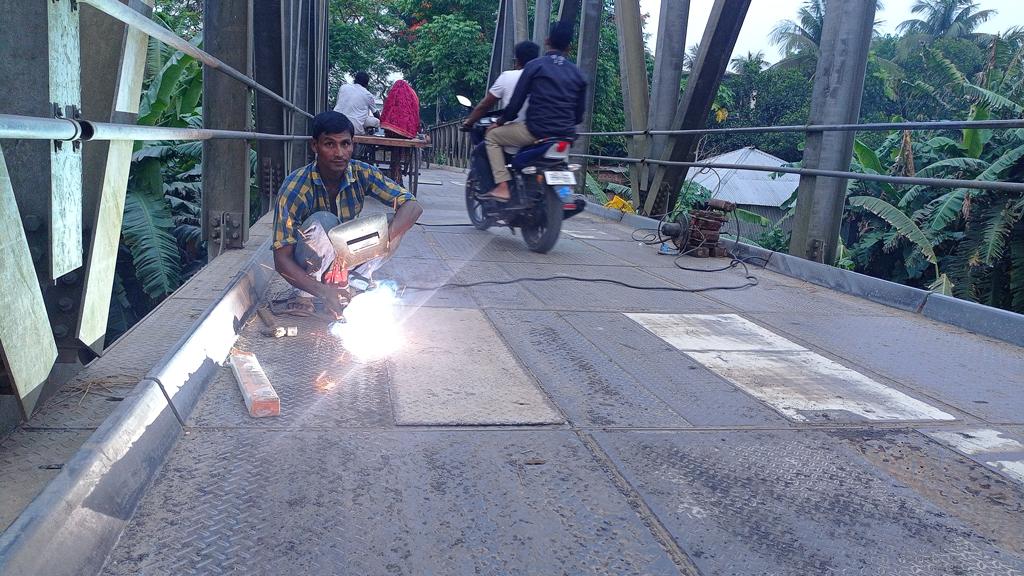 বাগাতিপাড়ার সেই বেইলি সেতুর সংস্কারকাজ শুরু