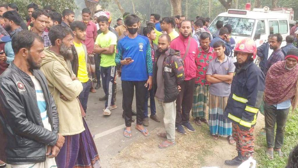 শায়েস্তাগঞ্জে ট্রাক্টরচাপায় পথচারী নিহত, সড়ক অবরোধ 