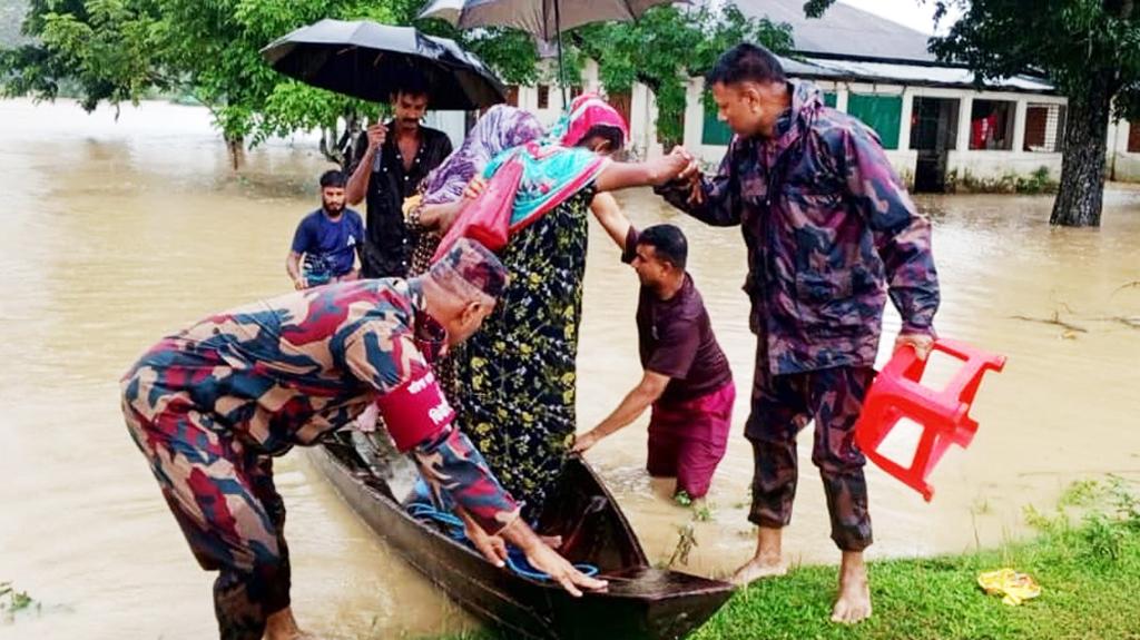 ফেনী জেলা কারাগার: কারাবন্দীসহ ৪০০ জনকে খাদ্যসহায়তা দিচ্ছে বিজিবি