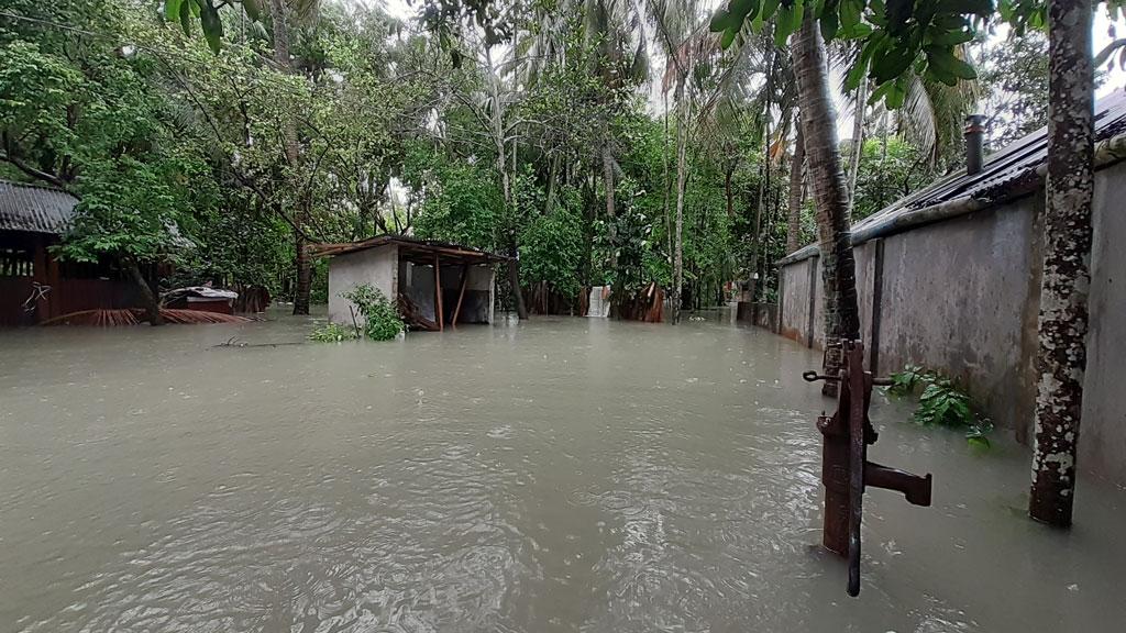 নেছারাবাদে জোয়ারের পানিতে তলিয়ে গেছে বাড়ি-ঘর, বরজ ও পুকুর