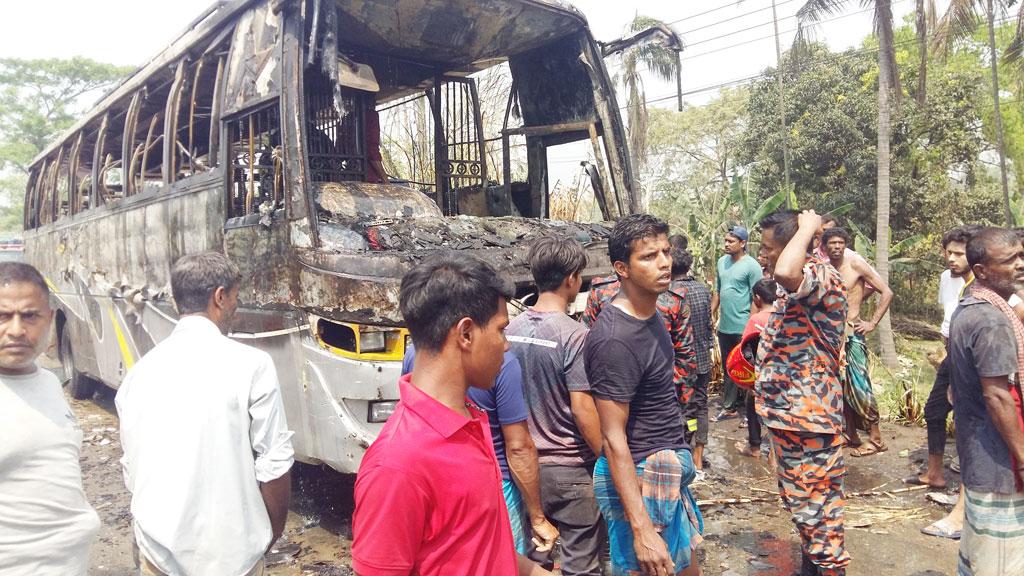 চলন্ত বাসে হঠাৎ আগুন মহাসড়কে তীব্র যানজট