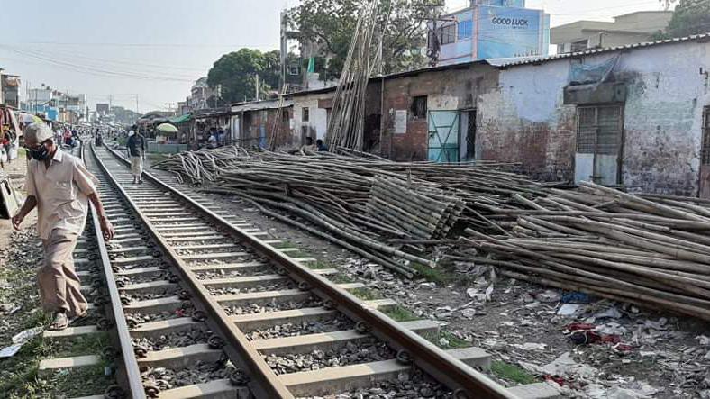 রেললাইনে বাঁশের অবৈধ হাট